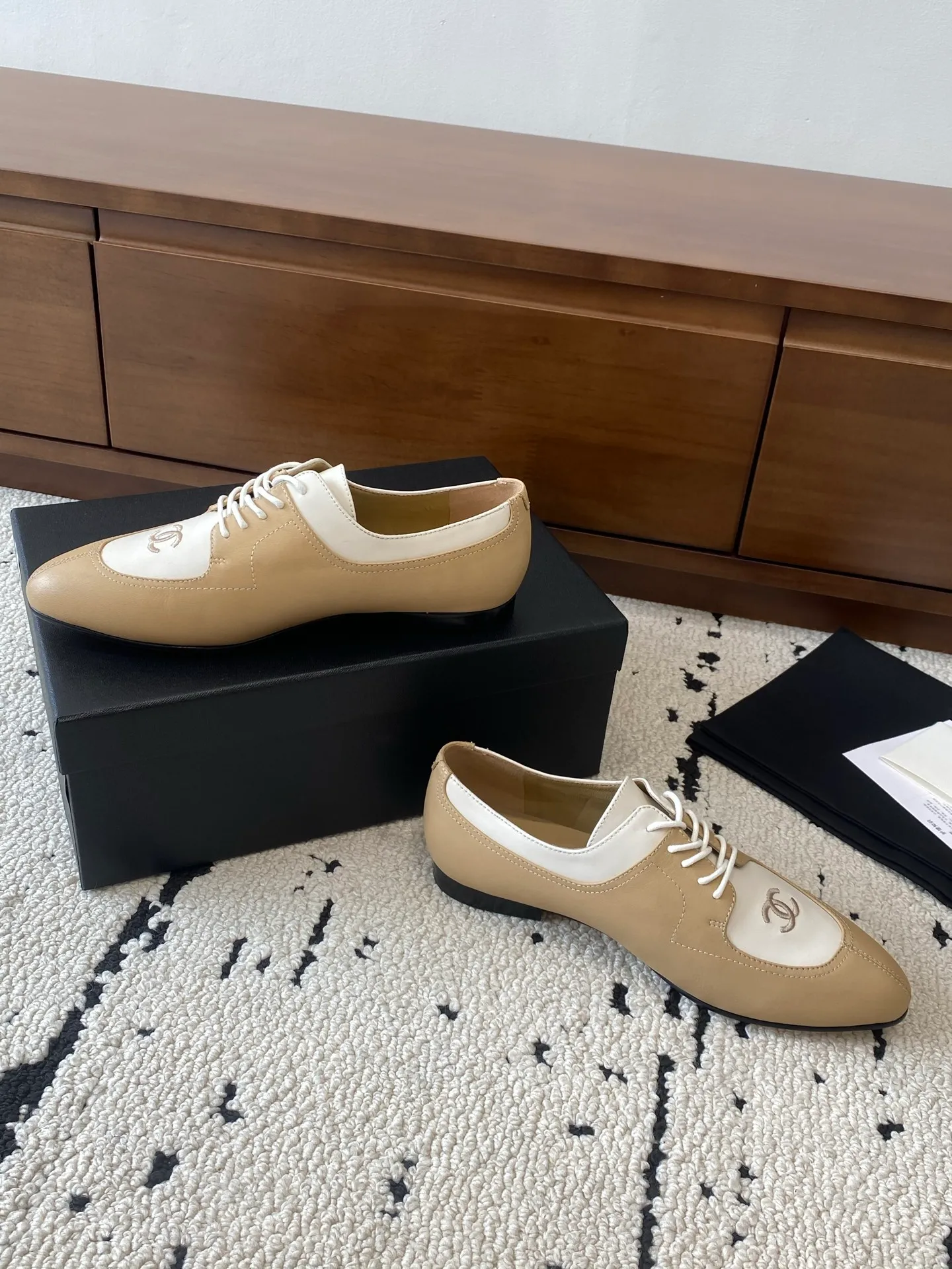 👟👟Ex-factory price 580👟👟 🍀CHANEL｜Chanel Xiaoxiang 25C new autumn and winter products, pointed-toe flat-soled deep-mouth shoes, full of retro style, elegant shoe shape, very pleasing to look at. The pointed toe makes the feet become thinner and looks slender. The classic double-C electric alluring design is particularly fashionable and elegant. The upper is made of top calf patent leather and the lining is silk sheepskin. It is super comfortable. Italian imported cowhide leather outsole. Size: 35-39 (customized 40/41) 👉 👉 👉 Buy now 👉 Buy now 👉